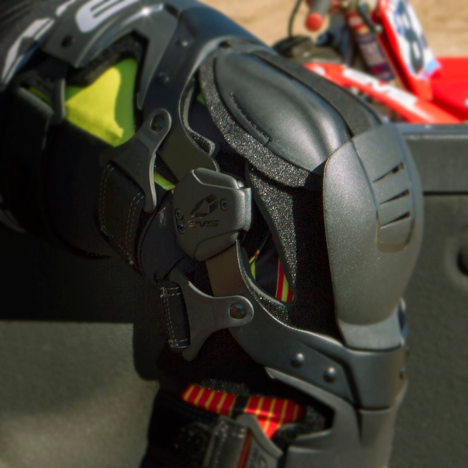 EVS Sports® AXISS-BK-MP - Axis Sport Knee Brace Set (Medium, Black) 